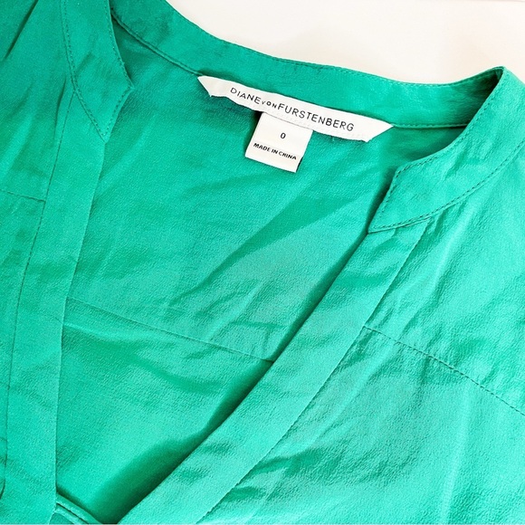 Diane von Furstenberg DVF Emerald Green Silk Blouse Size 0 – Designer Top - Picture 3 of 5